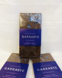 Tableta chocolate violetas. Con leche