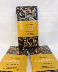 Tableta chocolate negro palitos de almendra carmelizados. 70% cacao