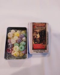 Caja Metálica con los carteles antiguos de los Sanfermines rellena con caramelos de Frutas Variadas