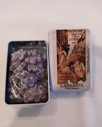 Caja Metálica con los carteles antiguos de los Sanfermines rellena con caramelos de Violeta