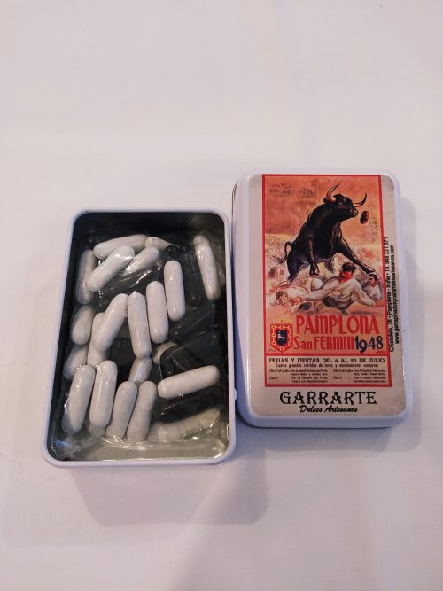Caja Metálica con los carteles antiguos de los Sanfermines rellena con caramelos de Regaliz.